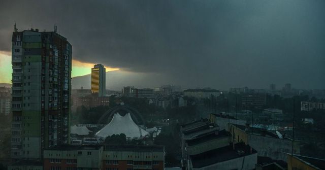 Мощна буря с пороен дъжд удари София (СНИМКИВИДЕО)