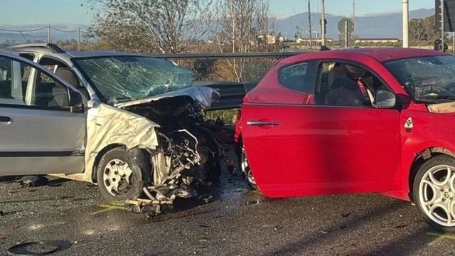 Scontro tra auto nel cosentino. Morti due ventenni, quattro feriti