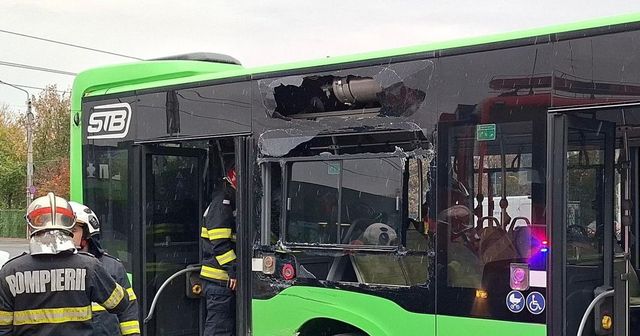 Opt persoane rănite într-un accident între un tramvai și un autobuz în Capitală