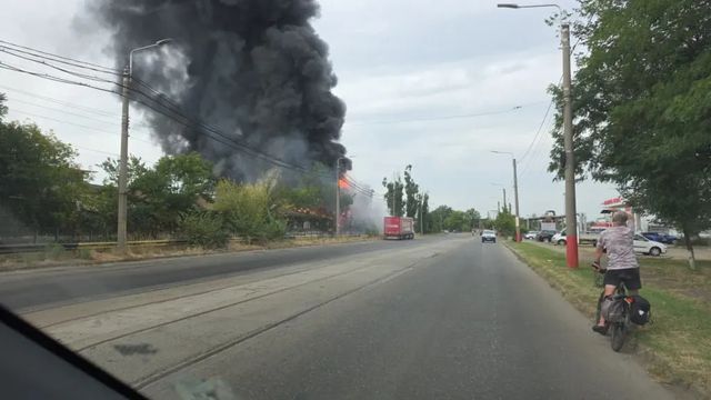 Incendiu violent în apropierea rafinăriei Lukoil din Ploiești. Populația, avertizată