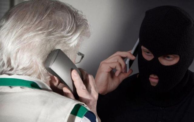 Doi cetățeni străini, un curier și un colector de bani, reținuți pentru escrocherie