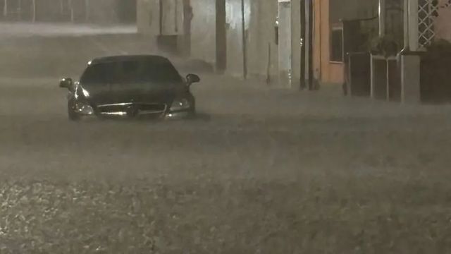 Il fiume Cornia rompe l'argine nel Livornese, allagamenti e salvataggi