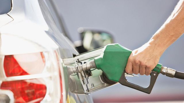 La benzina è ai minimi da 6 mesi, verde al self a 1,841 euro