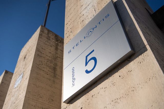 Stellantis, a Mirafiori cassa integrazione dal 19 al 30 ottobre su linea 500
