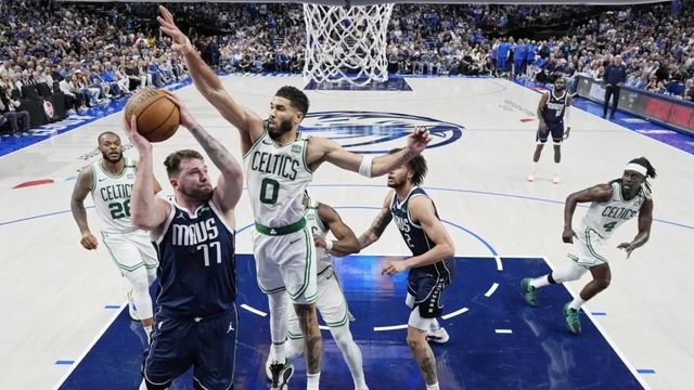 Los Celtics acarician el anillo tras ganar en Dallas