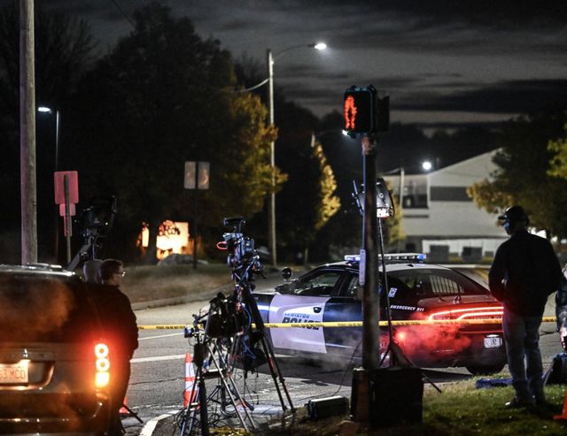 Nimeni nu iese din casa in Maine, frica a cuprins orasul inchis dupa atacul armat. Barbatul care a ucis 18 oameni e cautat de 24 de ore