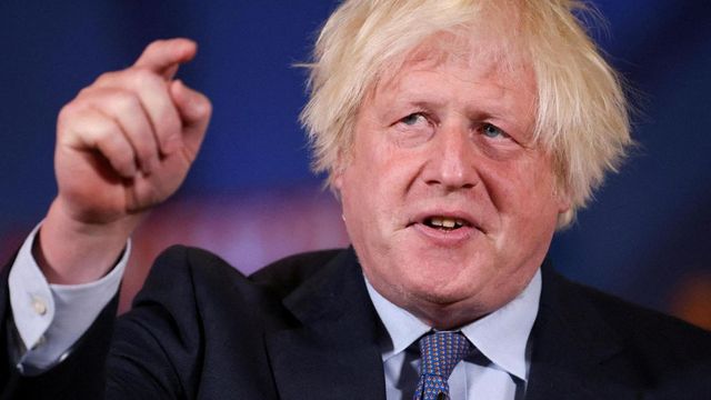 La “follia” di Boris Johnson e l’idea di un raid in Olanda per prendersi i vaccini anti Covid