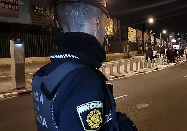 Viola a una joven en la arena de la playa de la Malvarrosa y propina puñetazos a uno de los policías que lo detuvo