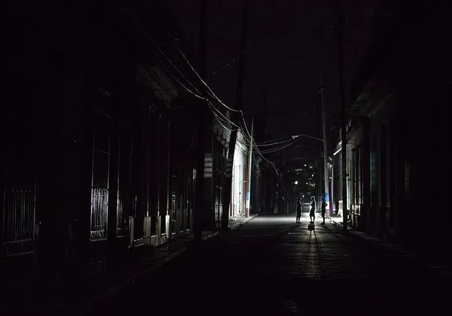 Cuba lucha contra la oscuridad: así sobrevive el país al bloqueo de Trump