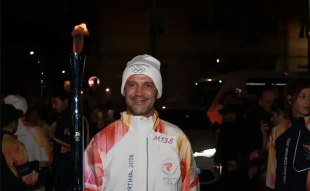 Cristi Chivu a purtat torța olimpică pentru Jocurile Olimpice de iarnă Milano-Cortina