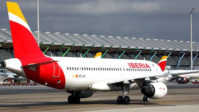 Iberia reduce la tarántula a «un bicho» y dice que el piloto se inyectó Urbason y aterrizó sin problemas