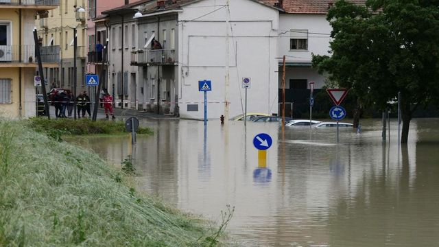 Alertă în Italia. Trei tineri, filmați îmbrățișați înainte să fie luați de viitură | Mașina lor are numere românești