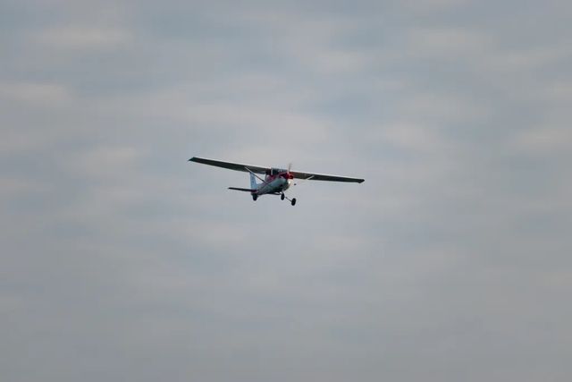 Un instructor de zbor din Argentina s-a aruncat din avion în timpul unui curs de pilotaj, lăsând eleva singură