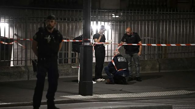 Un militare dell'antiterrorismo accoltellato a Parigi, 1 arresto