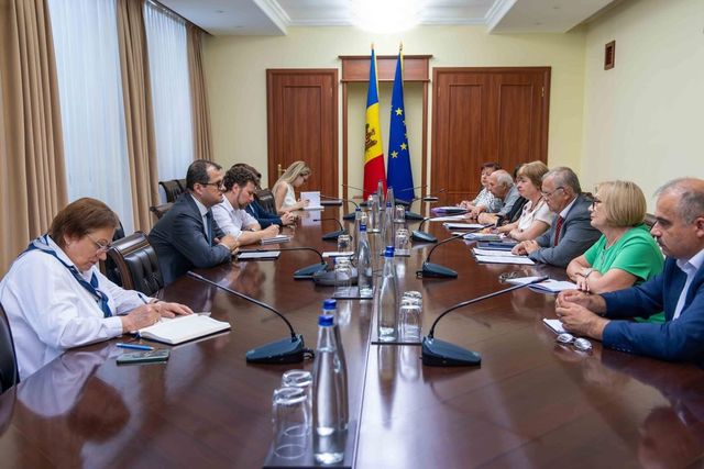 Sindicatele din educație cer majorări salariale de până la 30%: negocierile cu Guvernul continuă în septembrie