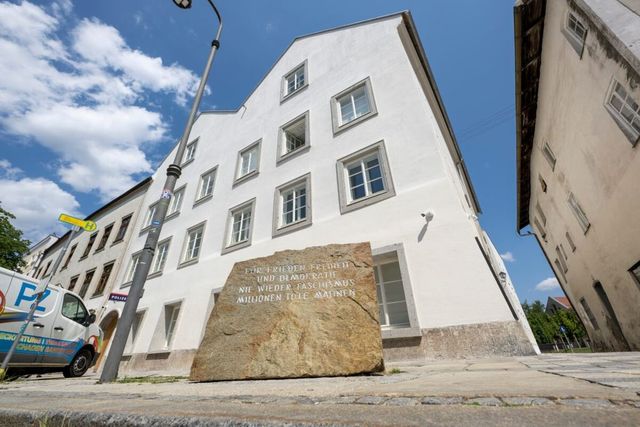 Adolf Hitler, la casa natale in Austria diventa una stazione di polizia
