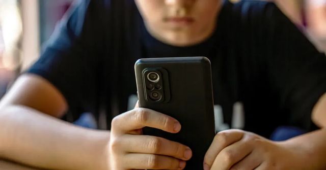 Francouzští poslanci schválili zákon zakazující sociální sítě dětem mladším 15 let