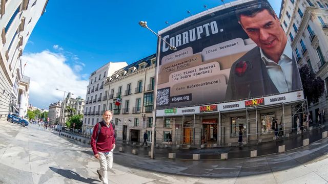 Sánchez exige reabrir el caso contra la lona que le llamó “corrupto”, pese a que la Justicia no vio delito