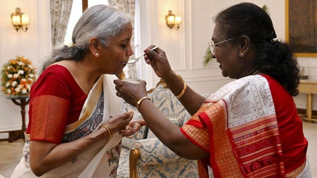 President Murmu Feeds 'Dahi-Cheeni' To FM Nirmala Sitharaman Ahead Of Budget 2025 | Watch