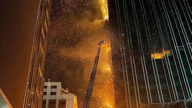Cel putin 2 raniti dupa un incendiu in Hong Kong - Un zgarie-nori, in flacari - Imagini spectaculoase