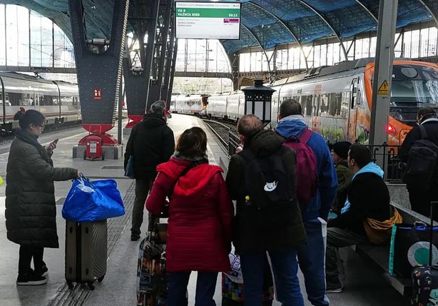 Puente reconoce que «Rodalies es un servicio pésimo» pero no convence a Junts de que puede mejorarlo