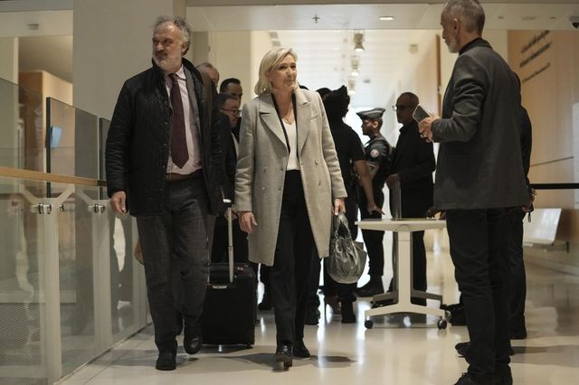 Francia, procura chiede 5 anni di carcere e ineleggibilità per Marine Le Pen