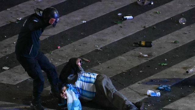 Mondiali, dopo la sconfitta i tifosi argentini lanciano pietre contro la polizia a Buenos Aires
