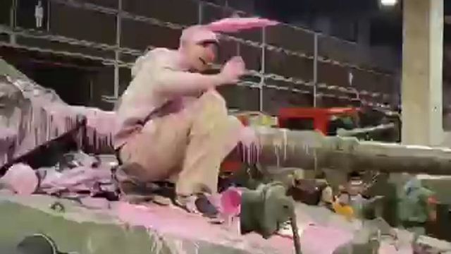 Rocían con pintura rosa un tanque de la feria infantil de Valencia en protesta