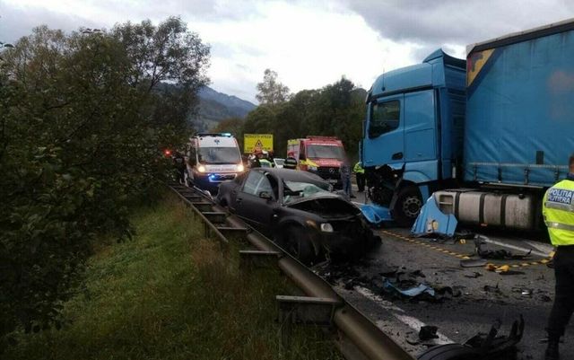 Un tânăr de 26 de ani a murit, după ce mașina lui s-a izbit de un TIR, în Suceava