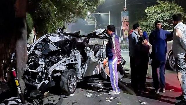 6 students killed, 1 injured as car crashes into truck in Dehradun