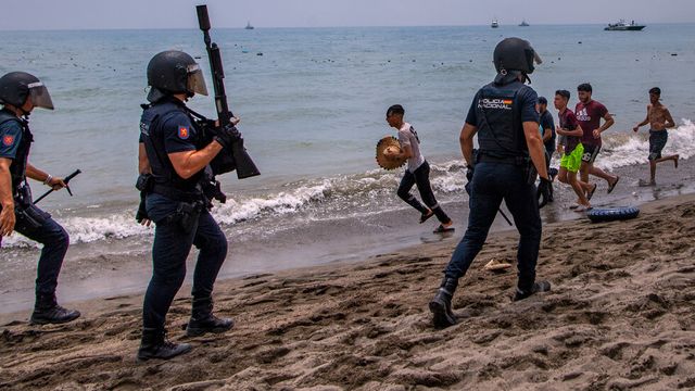Нападение с камъни в Сеута - четирима задържани след сблъсък с военни