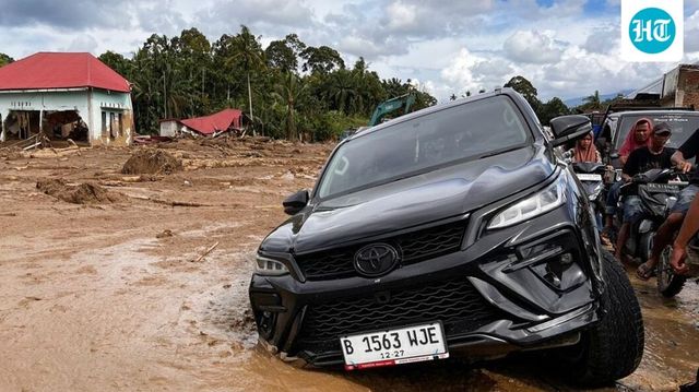 Indonesia, Thailand race to find missing as flooding toll tops 600