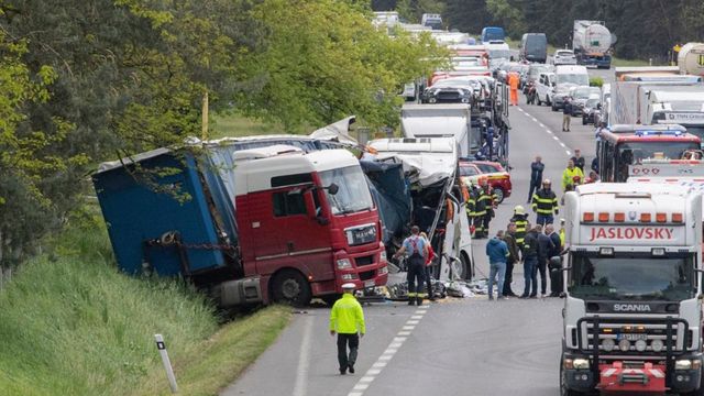 Accident rutier soldat cu un mort și 59 răniți pe o autostradă din vestul Slovaciei