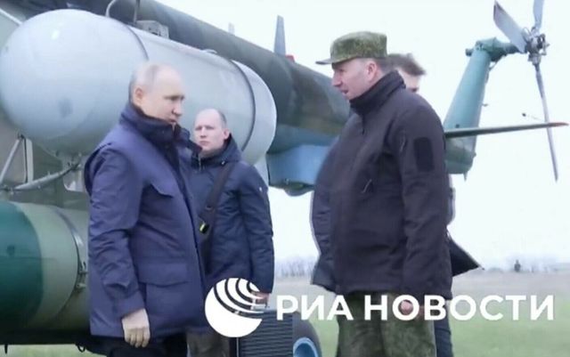 Vladimir Putin a vizitat baza militară din Herson