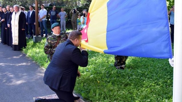 Oficialii care refuză să sărute tricolorul, amendați cu până la 10.000 de lei. Ce prevede proiectul adoptat de Senat pentru Ziua Drapelului