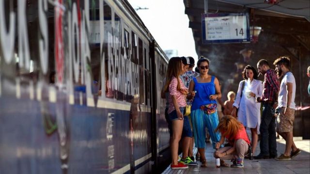 Trenurile vor circula și în zilele următoare cu viteze mult mai mici decât cele normale, din cauza căldurii extreme