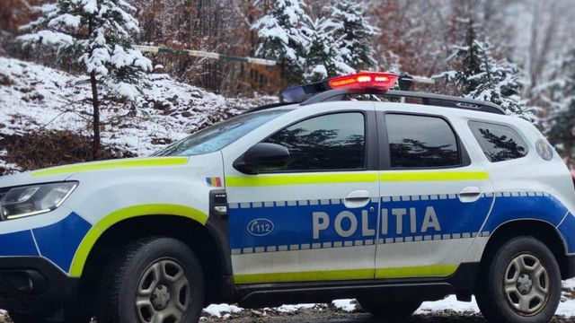 Cadru didactic din Argeș, reținut după ce ar fi sărutat o elevă de 13 ani pe holul școlii