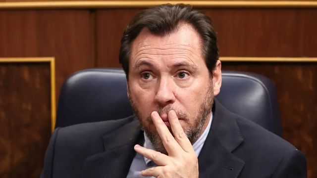 Puente ignora a las víctimas de Adamuz que piden a las puertas del Congreso su dimisión