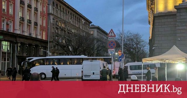 Протест срещу приемането на бюджета пред парламента