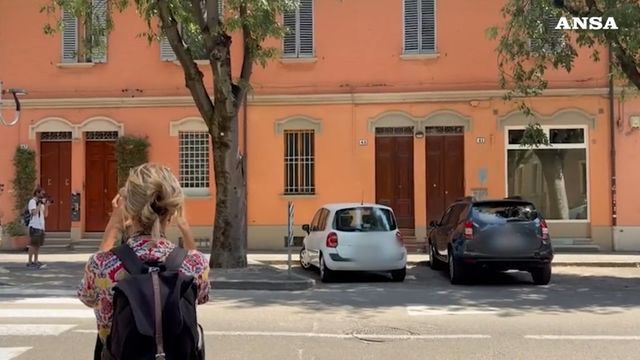 Addio Guccini: fiori e lacrime in via Paolo Fabbri a Bologna