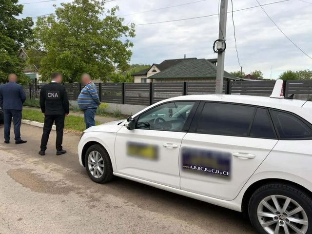 Percheziții la Căușeni! Zeci de persoane, bănuite într-un dosar de corupție privind obținerea permiselor auto