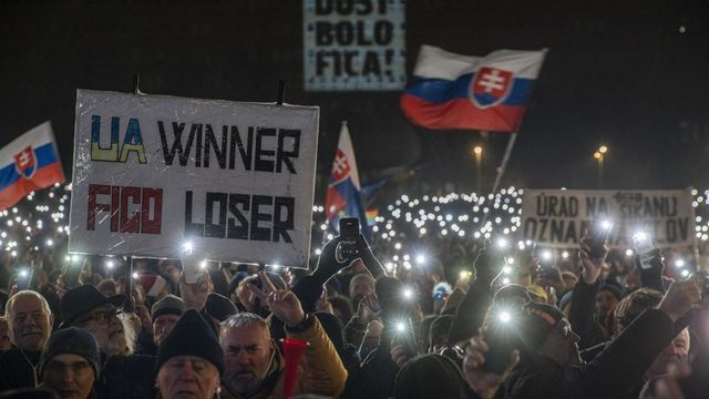 Proteste masive în Slovacia: mii de oameni ies în stradă la…