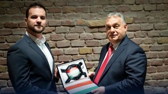 Orbán Viktor kapott egy titokzatos bőröndöt