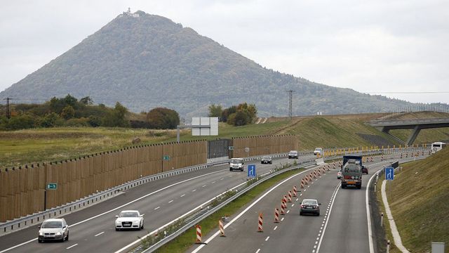 Dálniční známky zřejmě nebudou pravidelně zdražovat, novelu schválila Sněmovna