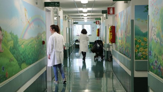 Hiv trasmesso alla figlia e non curato, genitori a processo