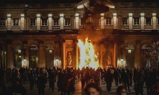 Protestatarii francezi au dat foc primăriei din Bordeaux