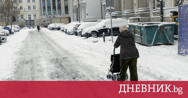 Обилният снеговалеж в Полша блокира шофьори в километрични задръствания