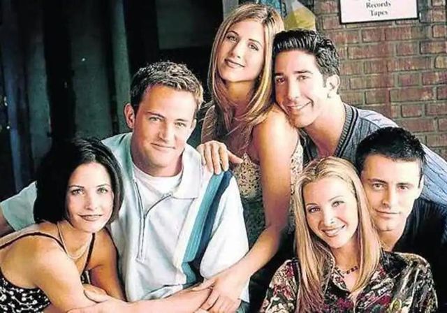 ¿Por qué muchos sienten la pérdida de Matthew Perry como si fuera un amigo íntimo?