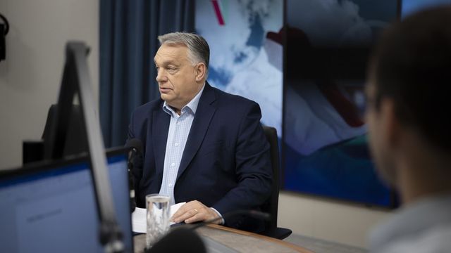 Orbán Viktor miniszterelnök érkezik a Kossuth Rádióba
