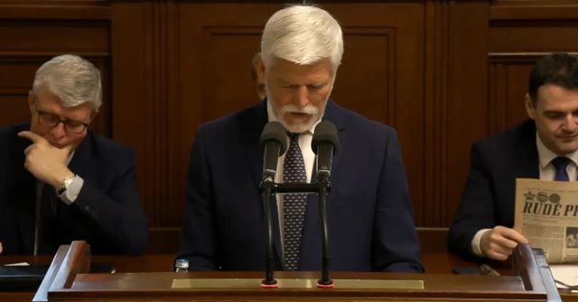 Macinka si při Pavlovu proslovu listoval Rudým právem